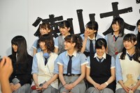 司会者のコメントに笑う欅坂46メンバー。