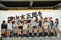 犯人予想で指を差し合う欅坂46のメンバー。