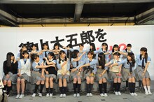犯人予想で指を差し合う欅坂46のメンバー。