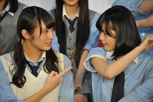 平手友梨奈（右）が犯人だと予想する渡辺梨加（左）。