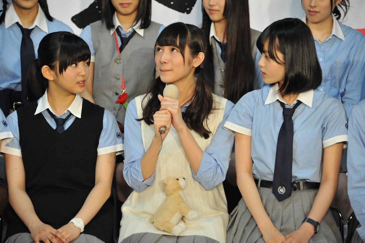 渡辺梨加（中央）の発言に注目する鈴本美愉（左）と平手友梨奈（右）。