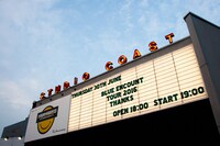 「TOUR2016 THANKS～チケットとっとってっていっとったのになんでとっとらんかったとっていっとっと。熊本ワンマンてや？そりゃよかばい！～」初日の会場、新木場STUDIO COAST。（撮影：浜野カズシ）