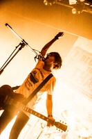 田邊駿一（Vo, G）（撮影：浜野カズシ）