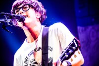 田邊駿一（Vo, G）（撮影：浜野カズシ）