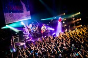 「TOUR2016 THANKS~チケットとっとってっていっとったのになんでとっとらんかったとっていっとっと。熊本ワンマンてや?そりゃよかばい!~」初日公演の様子。(撮影:浜野カズシ)