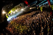 「TOUR2016 THANKS~チケットとっとってっていっとったのになんでとっとらんかったとっていっとっと。熊本ワンマンてや?そりゃよかばい!~」初日公演の様子。(撮影:浜野カズシ)