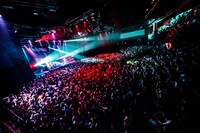 「TOUR2016 THANKS～チケットとっとってっていっとったのになんでとっとらんかったとっていっとっと。熊本ワンマンてや？そりゃよかばい！～」初日公演の様子。（撮影：浜野カズシ）