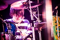 高村佳秀（Dr）（撮影：浜野カズシ）