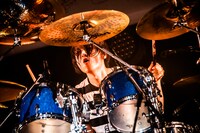 高村佳秀（Dr）（撮影：浜野カズシ）