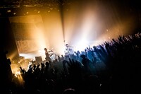 「TOUR2016 THANKS～チケットとっとってっていっとったのになんでとっとらんかったとっていっとっと。熊本ワンマンてや？そりゃよかばい！～」初日公演の様子。（撮影：浜野カズシ）