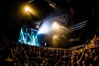 「TOUR2016 THANKS～チケットとっとってっていっとったのになんでとっとらんかったとっていっとっと。熊本ワンマンてや？そりゃよかばい！～」初日公演の様子。（撮影：浜野カズシ）