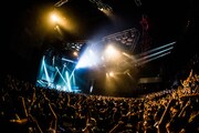 「TOUR2016 THANKS~チケットとっとってっていっとったのになんでとっとらんかったとっていっとっと。熊本ワンマンてや?そりゃよかばい!~」初日公演の様子。(撮影:浜野カズシ)