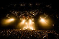 「TOUR2016 THANKS～チケットとっとってっていっとったのになんでとっとらんかったとっていっとっと。熊本ワンマンてや？そりゃよかばい！～」初日公演の様子。（撮影：浜野カズシ）