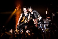 左より辻村勇太（B）、江口雄也（G）。（撮影：浜野カズシ）