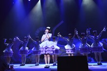 「手をつなごう」の冒頭をアカペラで歌う柏木ひなた（中央）。