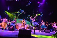 エビ中とHEREによるコラボレーションの様子。