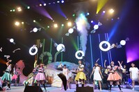 エビ中、HERE、桜エビ～ずによるコラボレーションの様子。