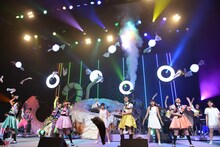 エビ中、HERE、桜エビ～ずによるコラボレーションの様子。