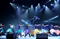 「スーパーヒーロー」を歌うエビ中。