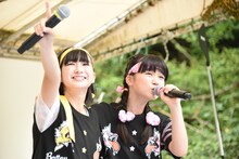 左から春乃きいな、西垣有彩。