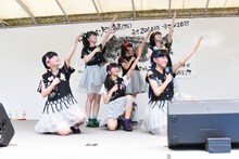 ばってん少女隊「デビュー1周年記念ライヴ『そしてだざエフ！！～気付いたら結成1周年過ぎちゃってました大会～』」の様子。