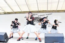 ばってん少女隊「デビュー1周年記念ライヴ『そしてだざエフ！！～気付いたら結成1周年過ぎちゃってました大会～』」の様子。