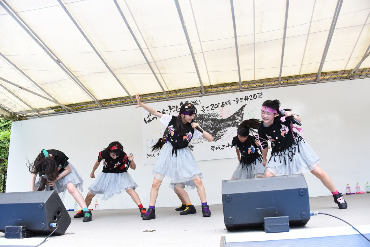 ばってん少女隊「デビュー1周年記念ライヴ『そしてだざエフ！！～気付いたら結成1周年過ぎちゃってました大会～』」の様子。