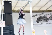 大きくジャンプする西垣有彩。