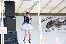 大きくジャンプする西垣有彩。