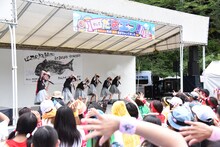 ばってん少女隊「デビュー1周年記念ライヴ『そしてだざエフ！！～気付いたら結成1周年過ぎちゃってました大会～』」の様子。