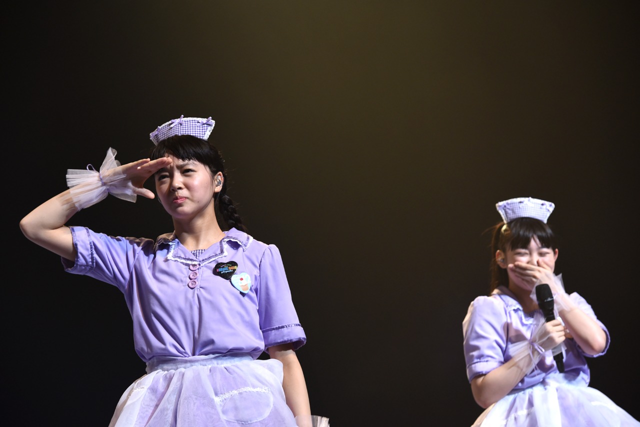 急に小芝居を始める中山莉子（左）。