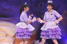 小指を重ねる真山りか（左）と安本彩花（右）。