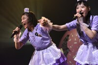 手をつなぐ小林歌穂（左）と松野莉奈（右）。