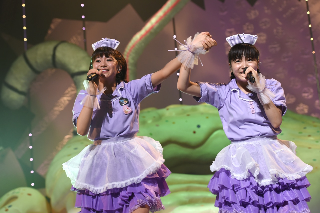 手をつなぐ星名美怜（左）と中山莉子（右）。