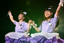 手をつなぐ真山りか（左）と廣田あいか（右）。