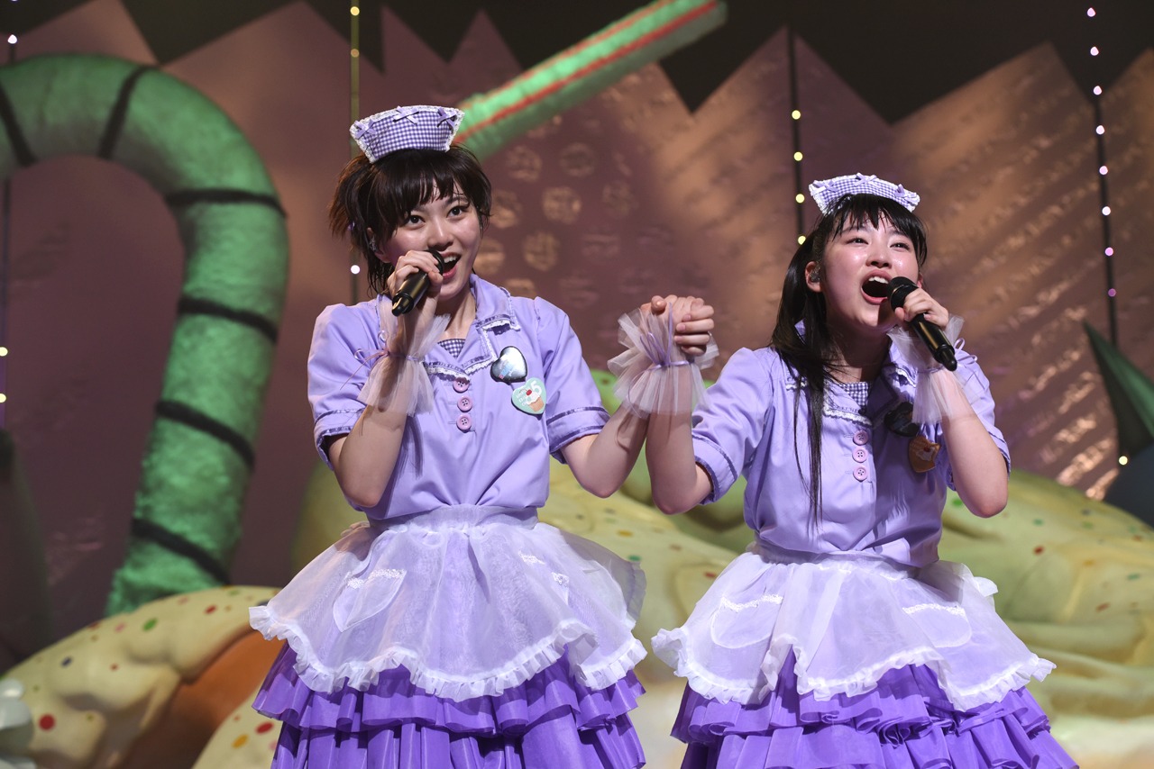 手をつなぐ安本彩花（左）と柏木ひなた（右）。