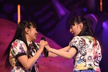 じゃれる柏木ひなた（左）と松野莉奈（右）。