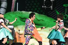 エビ中とHEREによるコラボレーションの様子。