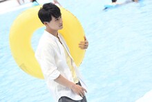 ユースケ（超特急）による、MCパート収録の様子。