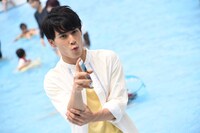 スマートフォンを水中に落とさないように、手に力を入れるユースケ。