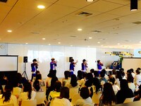 「CUBERSミニライブ＆トークショー2016July」の様子。（提供：Bermuda Entertainment Japan）