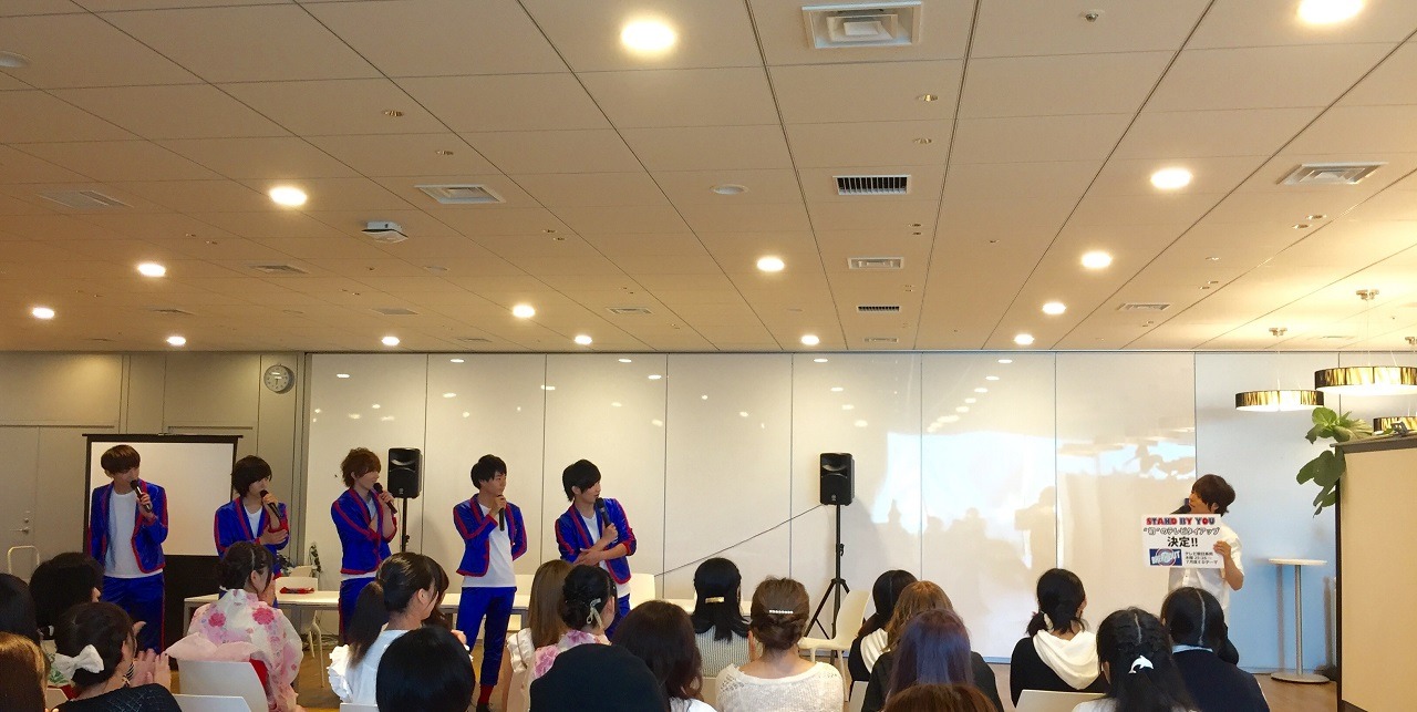 「CUBERSミニライブ＆トークショー2016July」の様子。（提供：Bermuda Entertainment Japan）