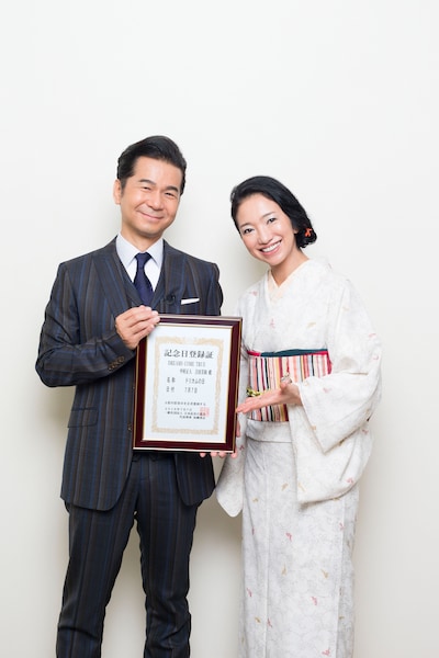 記念日登録証を手にするDREAMS COME TRUE。