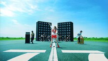 水樹奈々「STARTING NOW!」MVのワンシーン。