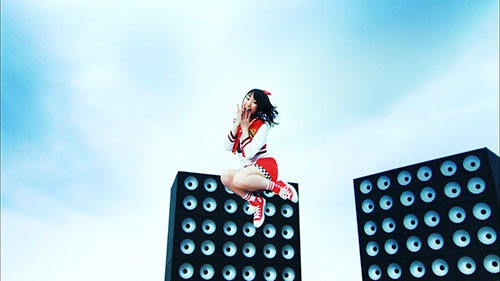 水樹奈々「STARTING NOW!」MVのワンシーン。