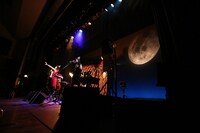 東京・雷5656会館で行われた「チャラン・ポ・ランタンと愉快なカンカンバルカン ツアー2016-17“大衆音楽の手引き”」千秋楽公演の様子。