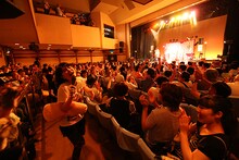 東京・雷5656会館で行われた「チャラン・ポ・ランタンと愉快なカンカンバルカン ツアー2016-17“大衆音楽の手引き”」千秋楽公演の様子。