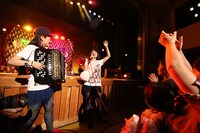 東京・雷5656会館で行われた「チャラン・ポ・ランタンと愉快なカンカンバルカン ツアー2016-17“大衆音楽の手引き”」千秋楽公演の様子。