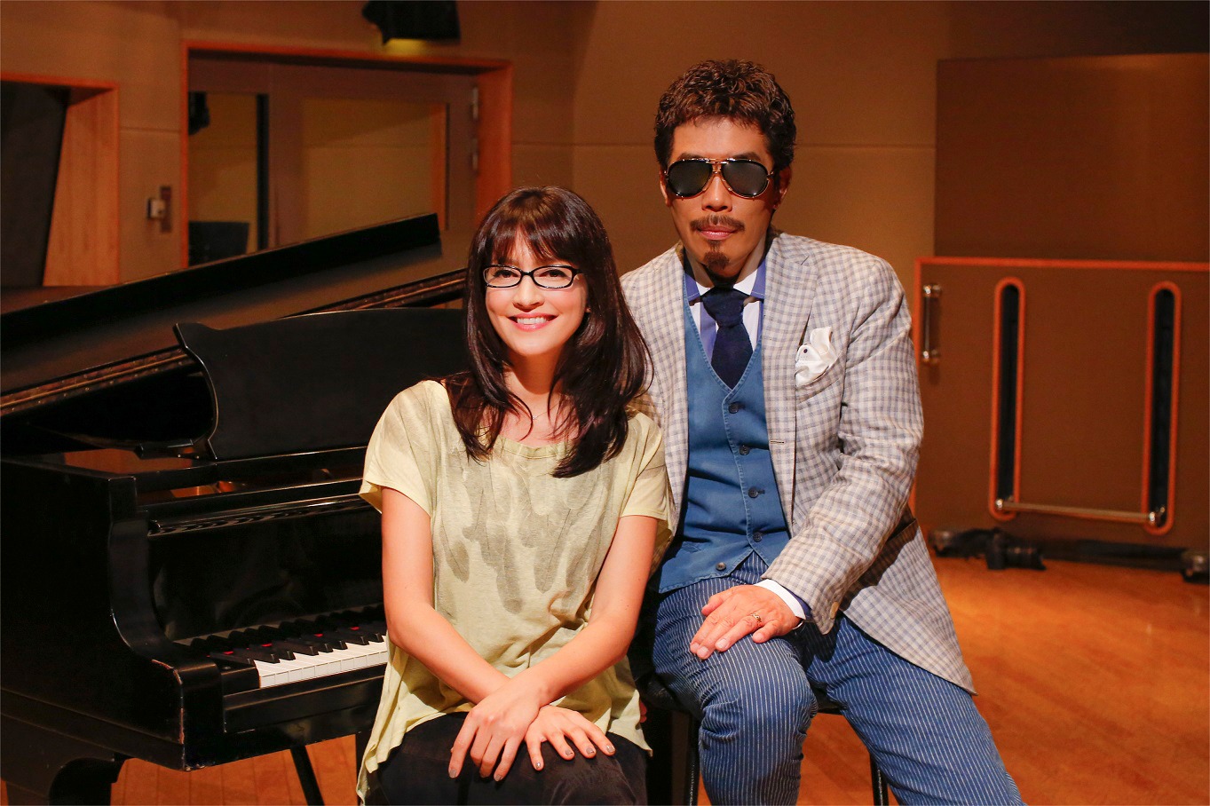 左からアンジェラ・アキ、鈴木雅之。