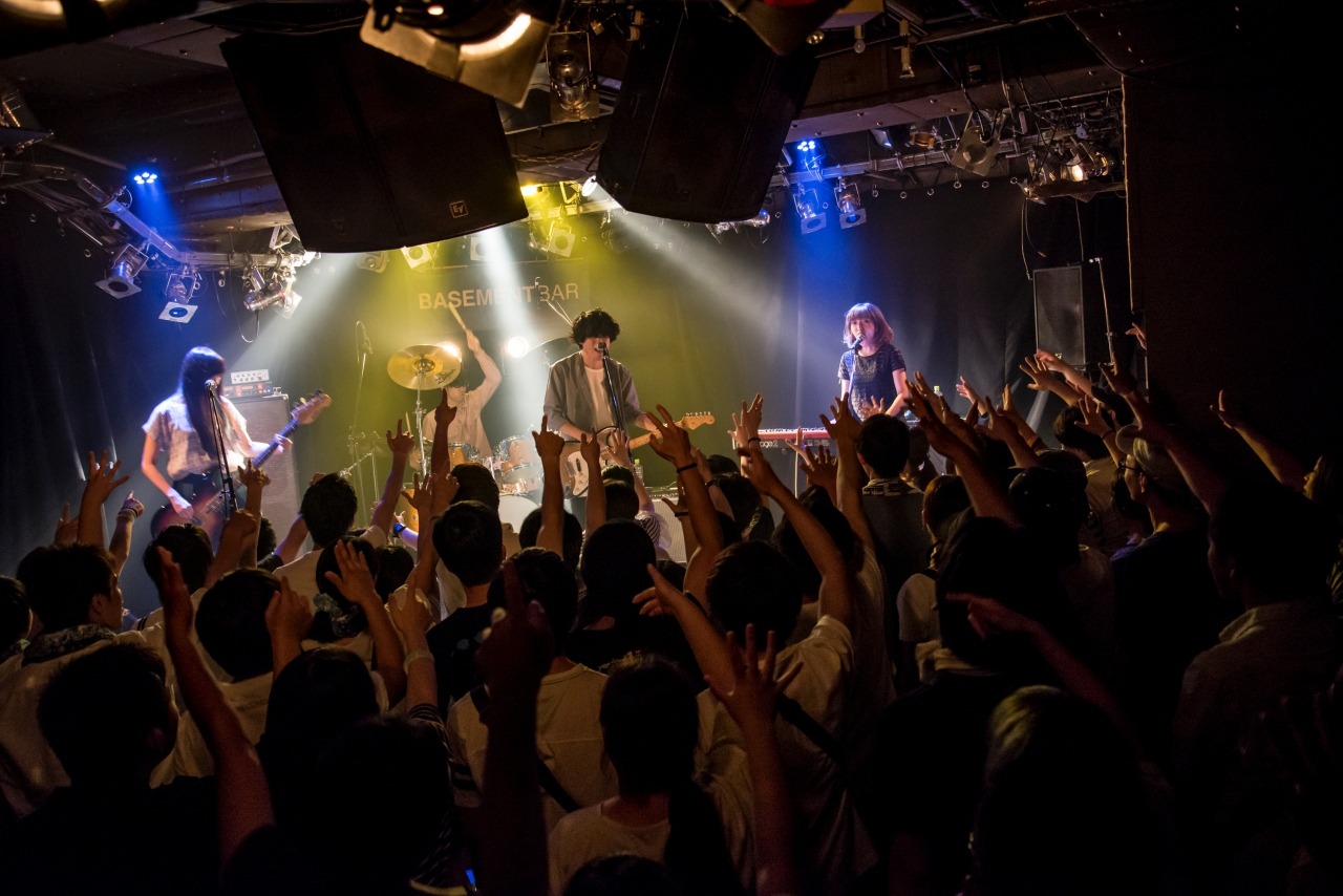 Hisayo（tokyo pinsalocks、GHEEE、a flood of circle）をサポートベーシストに迎えて行われた「High noble MATCH in TOKYO #5 -Past × Future-」の様子。（撮影：渡部友貴 ［KENWAN］）